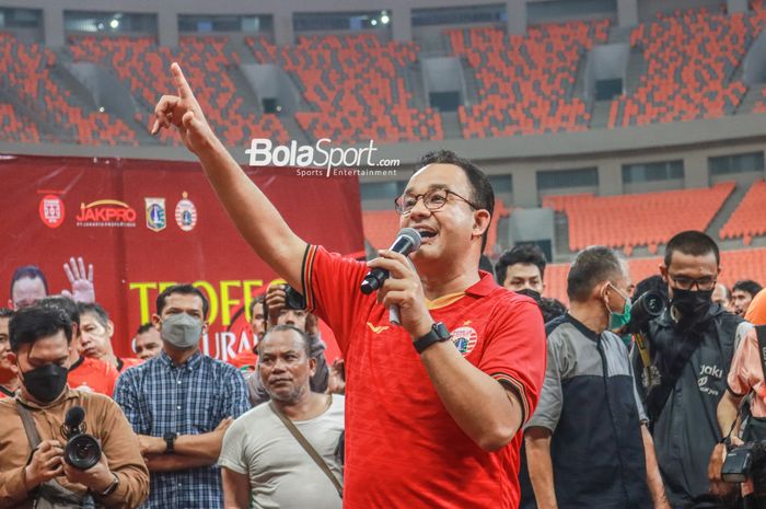 Gubernur DKI Jakarta, Anies Baswedan, memberikan salam jempol telunjuk di Jakarta Internasional Stadium, Jakarta Utara, 7 Mei 2022.