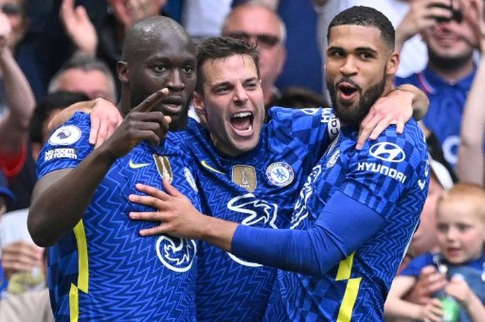 Striker Chelsea, Romelu Lukaku, merayakan gol ke gawang Wolverhampton Wanderers dalam laga Liga Inggris di Stadion Stamford Bridge, Sabtu (7/5/2022).