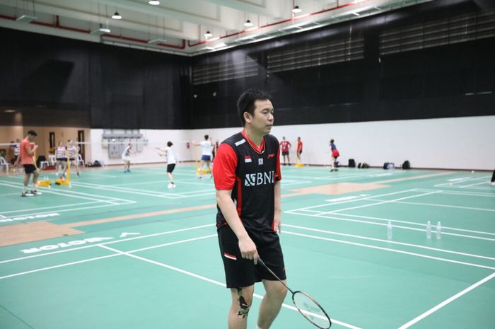 Pemain ganda putra Indonesia sekaligus kapten tim Thomas Indonesia, Hendra Setiawan saat menjalani sesi latihan jelang laga perdana Thomas Cup 2022, di Bangkok, Thailand, Jumat (6/5/2022)