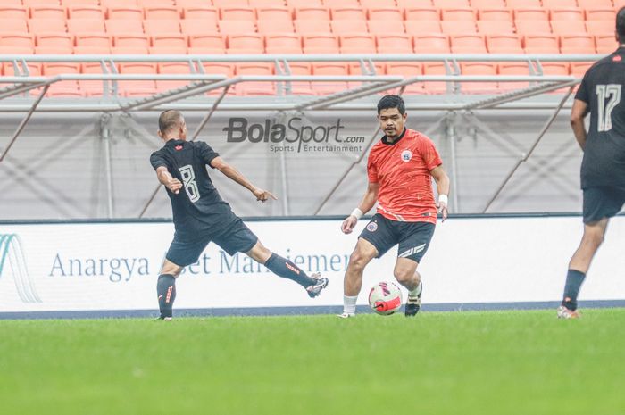 Legenda Persija Jakarta, Bambang Pamungkas (kanan), sedang menguasai bola dalam laga uji coba di Jakarta Internasional Stadium, Jakarta Utara, 7 Mei 2022.