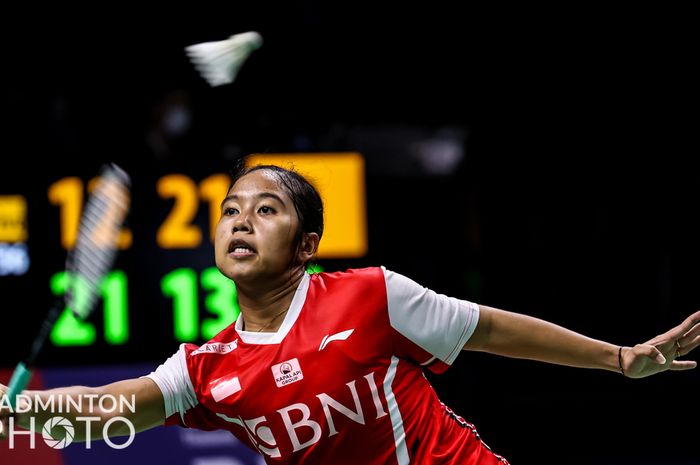 Pemain tunggal putri Indonesia, Aisyah Sativa Fatetani, saat menghadapi Leonice Huet pada partai ketiga Indonesia vs Prancis di babak penyisihan Grup A Uber Cup 2022 yang digelar di Impact Arena, Bangkok, Thailand, 8 Mei 2022.