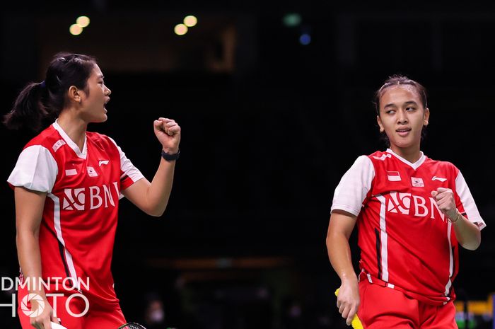 Pasangan ganda putri Indonesia, Amalia Cahaya Pratiwi/Febriana Dwipuji Kusuma, saat menghadapi Vimala Heriau/Margot Lambert pada partai kedua Indonesia vs Prancis di babak penyisihan Grup A Uber Cup 2022 yang digelar di Impact Arena, Bangkok, Thailand, 8 Mei 2022.