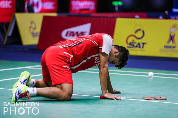 Pemain tunggal putra Indonesia, Anthony Sinisuka Ginting, harus mengakui keunggulan Loh Kean Yew pada pada partai pertama Indonesia vs Singapura di babak penyisihan Grup A Thomas Cup 2022 yang digelar di Impact Arena, Bangkok, Thailand, 8 Mei 2022.