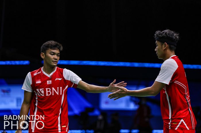 Pasangan ganda putra Indonesia, Bagas Maulana/Muhammad Shohibul Fikri, saat menghadapi Danny Bawa Chrisnanta/Jun Liang Andy Kwek pada partai keempat Indonesia vs Singapura di babak penyisihan Grup A Thomas Cup 2022 yang digelar di Impact Arena, Bangkok, Thailand, 8 Mei 2022.