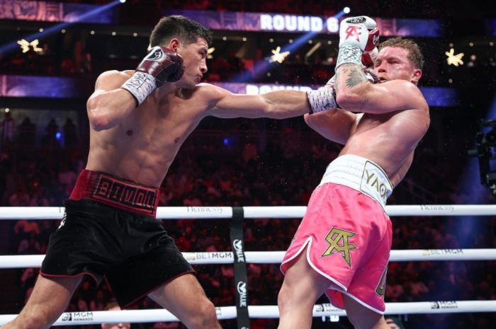 Dmitry Bivol (kiri) menjadi mimpi buruk bagi Canelo Alvarez (kanan) ketika berduel di T-Mobile Arena, Las Vegas, Nevada, Amerika Serikat, Minggu (8/5/2022). 