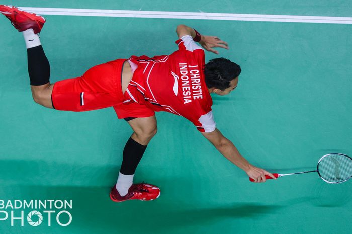 Aksi pebulu tangkis tunggal putra Indonesia, Jonatan Christie, saat menghadapi Jia Heng Jason Teh pada partai ketiga Indonesia vs Singapura di babak penyisihan Grup A Thomas Cup 2022 yang digelar di Impact Arena, Bangkok, Thailand, 8 Mei 2022