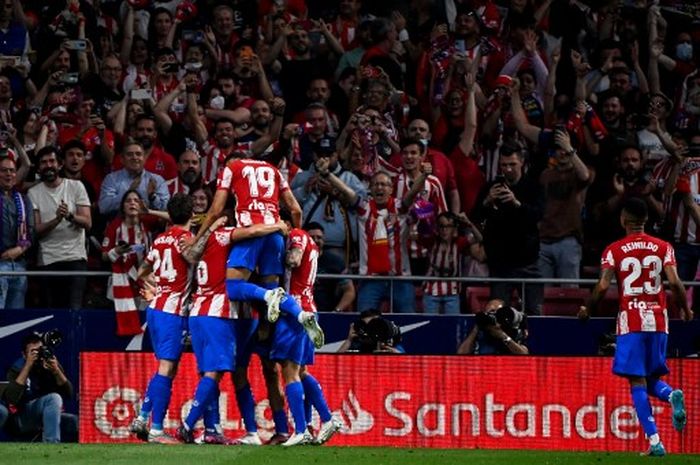 Para pemain Atletico Madrid merayakan gol Yannick Carrasco ke gawang Real Madrid pada pekan ke-35 Liga Spanyol di Stadion Wanda Metropolitano, Minggu (8/5/2022).