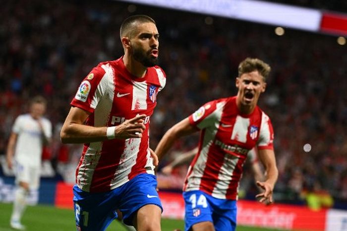 Yannick Ferreira-Carrasco (kiri) merayakan gol dalam duel Liga Spanyol antara Atletico Madrid vs Real Madrid di Wanda Metropolitano (8/5/2022).