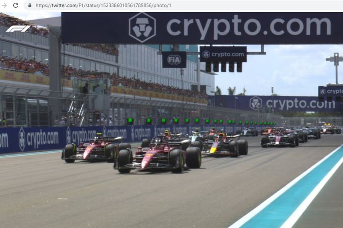 Semua pembalap ketika memulai start pada F1 GP Miami 2022 di The Miami International Autodrome, Miami, Florida, Amerika Serikat, Senin (9/5/2022) dini hari WIB. 