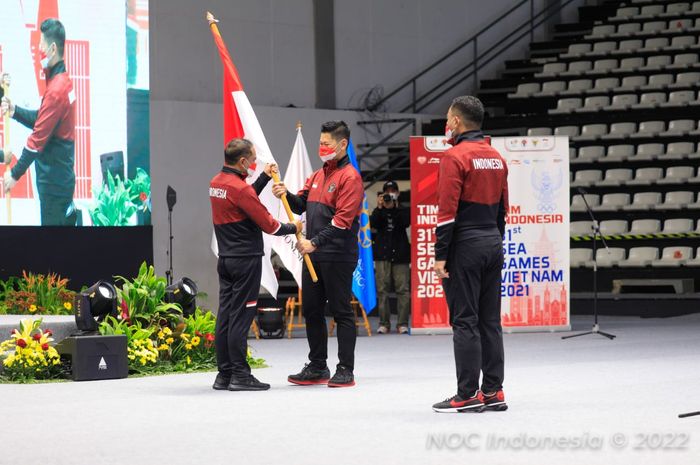 Menpora Zainudin Amali memberikan pengarahan pada para atlet dalam upacara Pengukuhan Tim Indonesia di Hall Basket GBK Senayan, Minggu (8/5/2022).