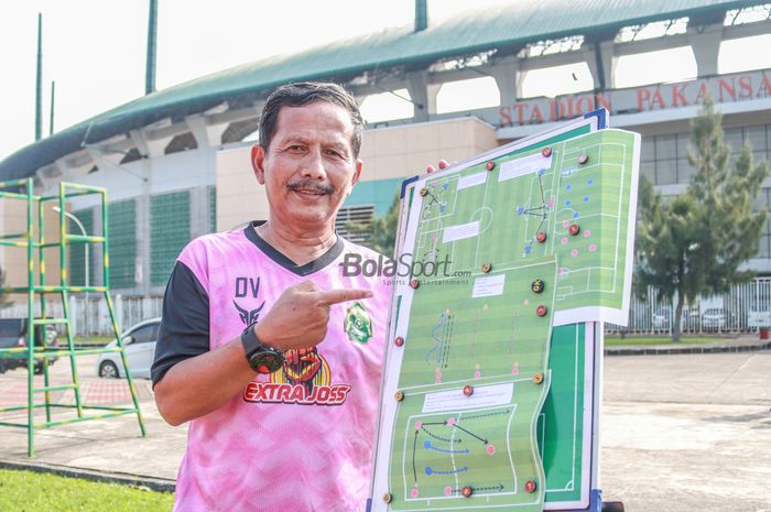 Pelatih Tira Persikabo, Djadjang Nurdjaman, nampak berpose ketika akan menyusun strategi dalam sesi latihan timnya di Lapangan Latih Pakansari, Bogor, Jawa Barat, 10 Mei 2022.