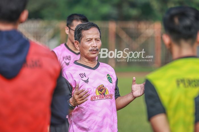 Pelatih Tira Persikabo, Djadjang Nurdjaman, sedang memberikan intruksi kepada para pemainnya saat latihan di Lapangan Latih Pakansari, Bogor, Jawa Barat, 10 Mei 2022.