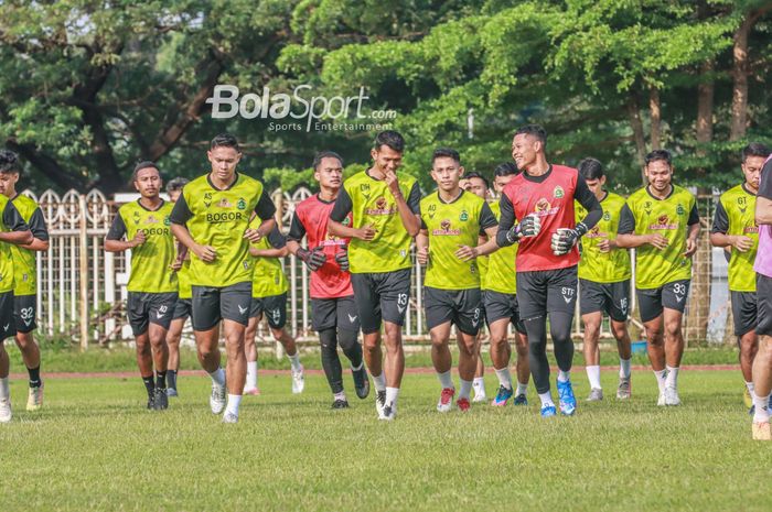 Sejumlah pemain Tira Persikabo sedang jogging di Lapangan Latih Pakansari, Bogor, Jawa Barat, 10 Mei 2022.