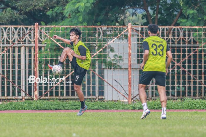 Yandi Sofyan (kiri) sedang mengontrol bola dengan kaki kanannya dalam sesi latihannya bersama Tira Persikabo di Lapangan Latih Pakansari, Bogor, Jawa Barat, 10 Mei 2022.