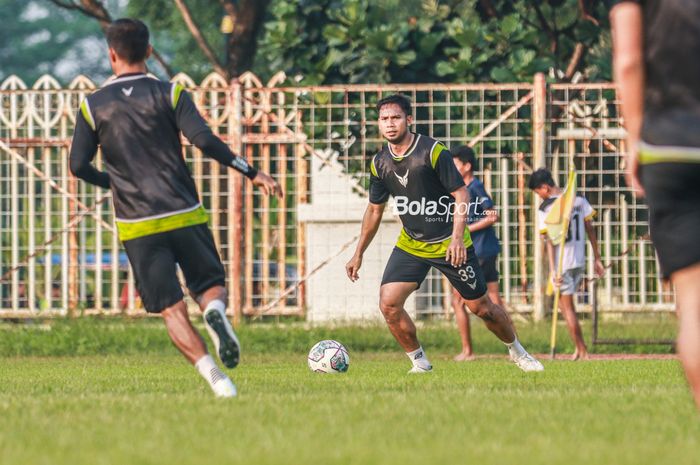 Bek Tira Persikabo, Saepuloh Maulana (kanan), sedang menguasai bola dalam sesi latihan di Lapangan Latih Pakansari, Bogor, Jawa Barat, 10 Mei 2022.