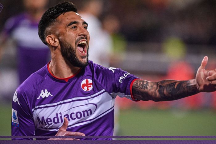 Penyerang Fiorentina, Nicolas Gonzalez, merayakan gol ke gawang AS Roma pada pekan ke-36 Liga Italia 2021-2022 di Stadion Artemio Franchi, Senin (9/5/2022).