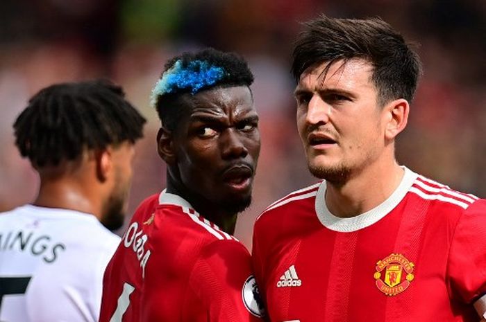 Harry Maguire (kanan) dan Paul Pogba saat beraksi dalam duel Manchester United melawan Aston Villa di Liga Inggris (25/9/2021).