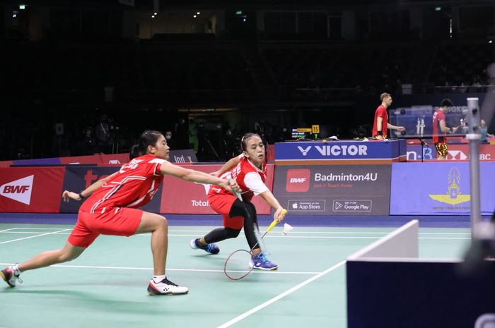 Pasangan ganda putri Indonesia, Febriana Dwipuji Kusuma/Amalia Cahaya Pratiwi, pada laga pertama penyisihan Grup A melawan Prancis di Impact Arena, Bangkok, Thailand, Minggu (8/5/2022).