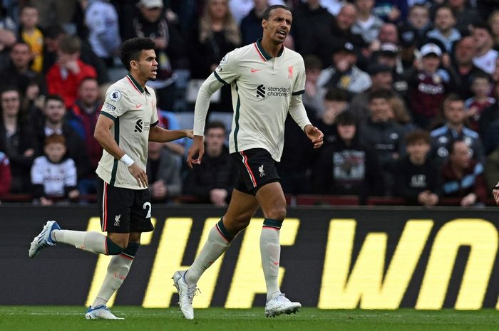 Bek Liverpool, Joel Matip, merayakan golnya ke gawang Aston Villa pada pekan ke-36 Liga Inggris musim 2021-2022 di Stadion Villa Park, Selasa (10/5/20220) waktu setempat atau Rabu dini hari WIB. 