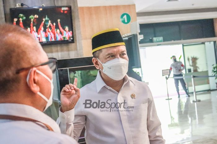 Menteri Pemuda dan Olahraga Republik Indonesia, Zainudin Amali (kanan), sedang memberikan keterangan kepada awak media di Kemenpora, Senayan, Jakarta, 11 Mei 2022.