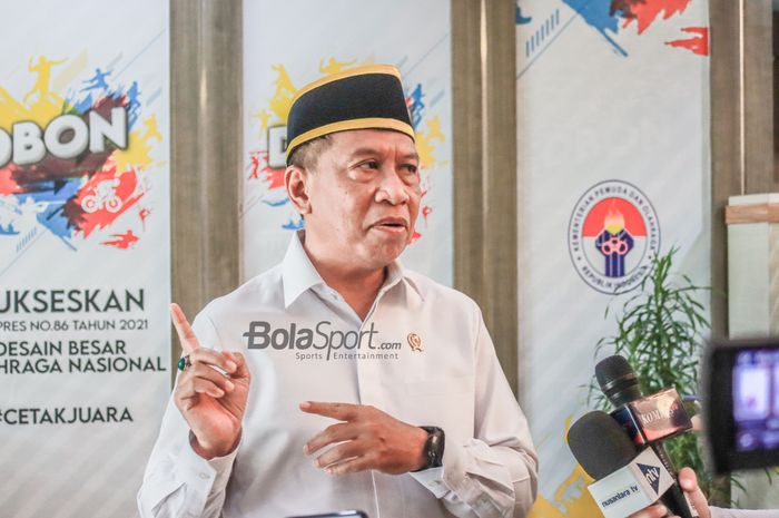 Menteri Pemuda dan Olahraga Republik Indonesia, Zainudin Amali, sedang memberikan keterangan kepada awak media di Kemenpora, Senayan, Jakarta, 11 Mei 2022.