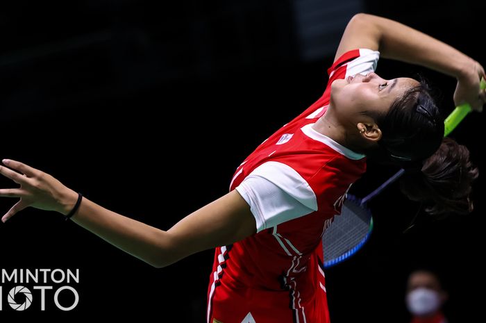 Pebulu tangkis tunggal putri Indonesia, Bilqis Prasista, bersiap menyambut kok saat menghadapi Akane Yamaguchi pada partai pertama Indonesia vs Jepang di babak penyisihan grup Uber Cup 2022 di Impact Arena, Bangkok, Thailand, 11 Mei 2022.