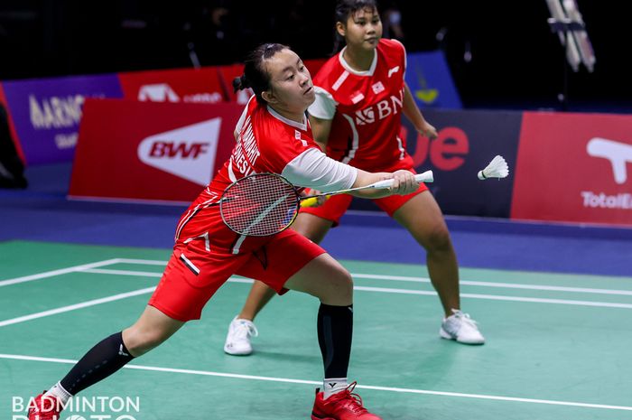 Pasangan ganda putri Indonesia, Melani Mamahit/Tryola Nadia, saat menghadapi Nami Matsuyama/Chiharu Shida, pada partai kedua Indonesia vs Jepang pada babak penyisihan grup Uber Cup 2022 di Impact Arena, Bangkok, Thailand, 11 Mei 2022.