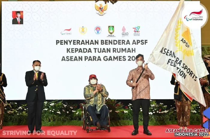 Proses Penyerahan Bendera APSF kepada tuan ruma APG ke-11