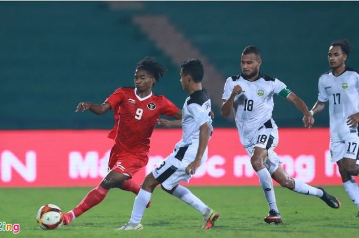 Pemain Timnas U-23 Indonesia, Ronaldo Kwateh, tengah berduel dengan dua pemain Timnas U-23 Timor Leste di laga lanjutan Grup A SEA Games 2021, Selasa (10/5/2022).