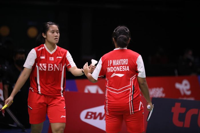 Pasangan ganda putri Indonesia, Putri Miantoro/Lyanni Tria Mayasari, saat menghadapi Yuki Fukushima/Mayu Matsumoto (Jepang) pada partai keempat babak penyisihan Grup A Uber Cup 2022 di Impact Arena, Bangkok, Thailand, Rabu (11/5/2022).