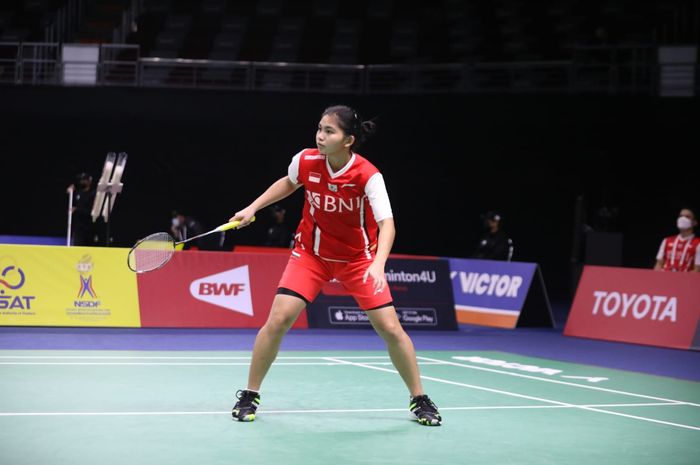 Pebulu tangkis tunggal putri Indonesia, Tasya Farahnailah, menghadapi Sayaka Takahashi pada partai ketiga Indonesia vs Jepang pada babak penyisihan grup Uber Cup 2022 di Impact Arena, Bangkok, Thailand, Rabu (11/5/ 2022).