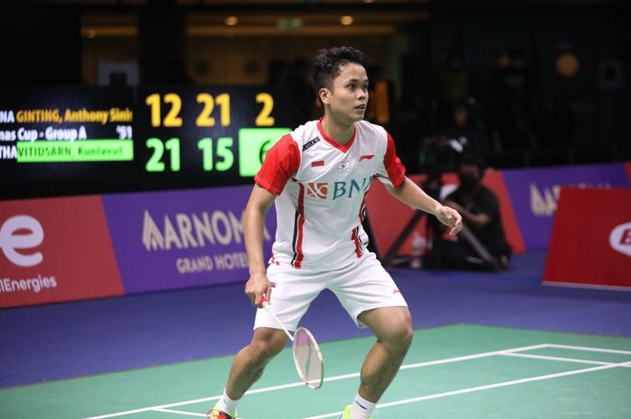 Pebulu tangkis tunggal putra Indonesia, Anthony Sinisuka Ginting, saat menghadapi Thailand pada laga kedua penyisihan grup Thomas Cup 2022 di Impact Arena, Bangkok, Thailand, Senin (9/5/2022).