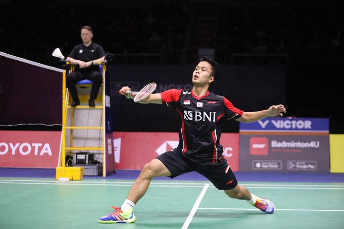 Aksi Anthony Sinisuka Ginting saat memperkuat Indonesia pada Thomas Cup 2022.