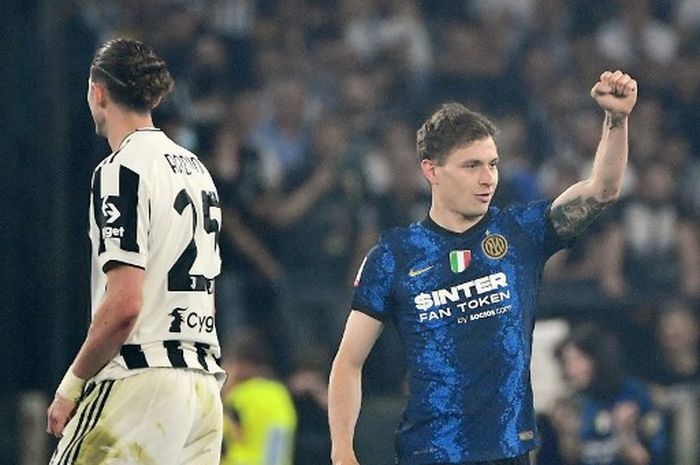 Gelandang Inter Milan, Nicolo Barella, merayakan gol ke gawang Juventus dalam laga final Coppa Italia di Stadion Olimpico, Rabu (11/5/2022).