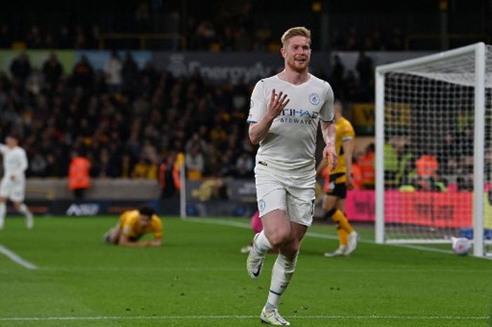 Gelandang Manchester City, Kevin De Bruyne, merayakan gol ke gawang Wolverhampton Wanderers dalam laga Liga Inggris di Stadion Molineux, Rabu (11/5/2022).