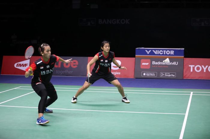 Pasangan ganda putri, Febriana Dwipuji Kusuma/Amalia Cahaya Pratiwi, saat menghadapi Chen Qing Chen/Jia Yi Fan pada partai ganda putri pertama Indonesia vs China pada perempat final Uber Cup 2022 di Impact Arena, Bangkok, Thailand, 12 Mei 2022.