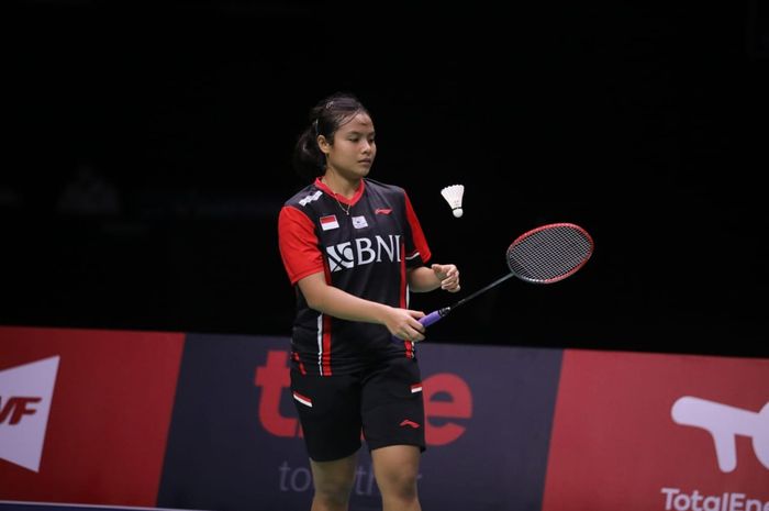 Pebulu tangkis tunggal putri, Komang Ayu Cahya Dewi, saat menghadapi Chen Yu Fei pada partai tunggal putri pertama Indonesia vs China pada perempat final Uber Cup 2022 di Impact Arena, Bangkok, Thailand, 12 Mei 2022.