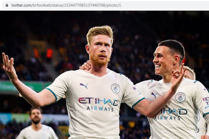 Gelandang Manchester City, Kevin De Bruyne, meniru selebrasi Erling Haaland saat mencetak hat-trick