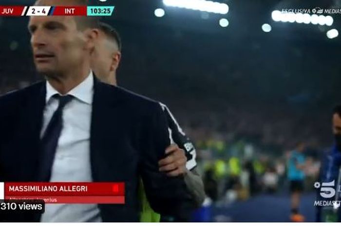 Pelatih Juventus, Massimiliano Allegri, ditenangkan oleh Federico Bernardeschi usai dikartu merah wasit dalam duel final Coppa Italia melawan Inter Milan di Olimpico, Roma (11/5/2022).