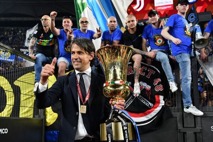 Simone Inzaghi membawa Inter Milan juara Coppa Italia 2021-2022. Kini Inzaghi membidik gelar serupa pada final melawan Fiorentina (24/5/2023).