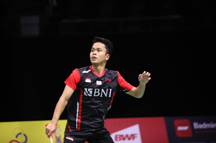 Aksi tunggal putra Indonesia, Anthony Sinisuka Ginting saat menghadapi Zhao Jun Peng pada perempat final Thomas Cup 2022 melawan China di Impact Arena, Bangkok, Thailand, pada Kamis (13/5/2022).