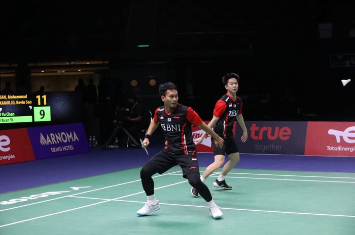 Aksi ganda putra Indonesia, Mohammad Ahsan/Kevin Sanjaya Sukamuljo pada laga perempat final Thomas Cup 2022 melawan pasangan China, Liu Yu Chen/Ou Xuan Yi di Impact Arena, Bangkok, Thailand, Kamis (13/5/2022).