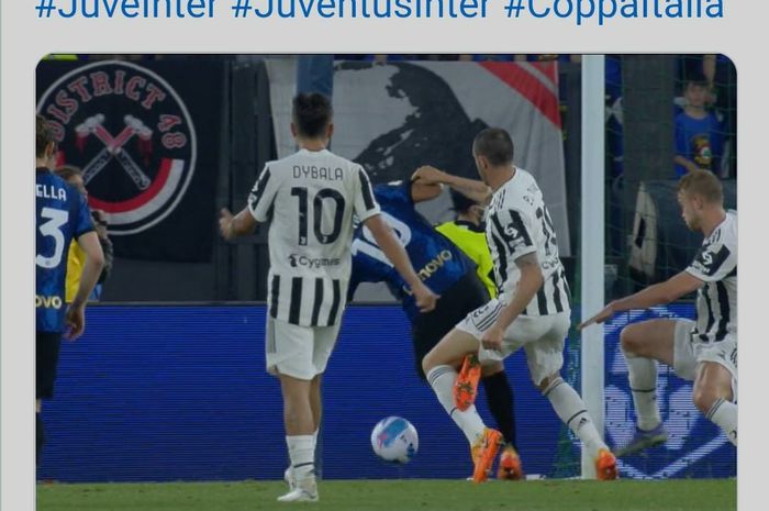 Momen Lautaro Martinez terjatuh di kotak penalti dalam duel final Coppa Italia antara Juventus vs Inter Milan di Olimpico, Roma (11/5/2022).