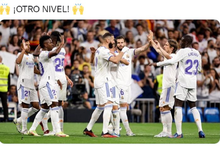 Para pemain Real Madrid melakukan selebrasi usai mencetak gol dalam laga melawan Levante di pekan ke-36 Liga Spanyol 2021-2022.