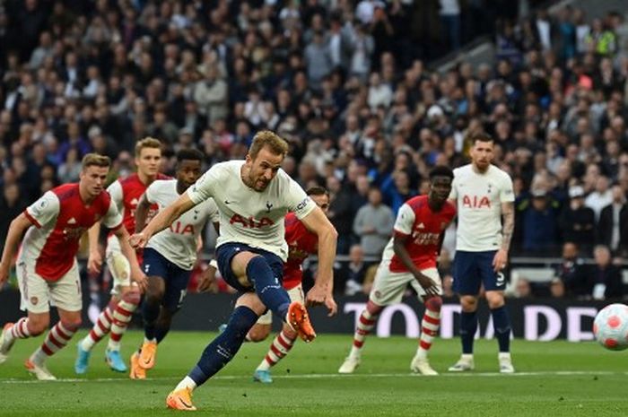 Striker Tottenham Hotspur, Harry Kane, mencetak gol ke gawang Arsenal dalam laga Liga Inggris di Stadion Tottenham Hotspur, Kamis (12/5/2022).