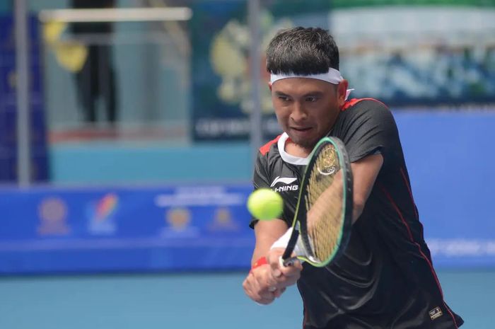 Aksi petenis Indonesia, Christoper Rungkat pada SEA Games 2021.