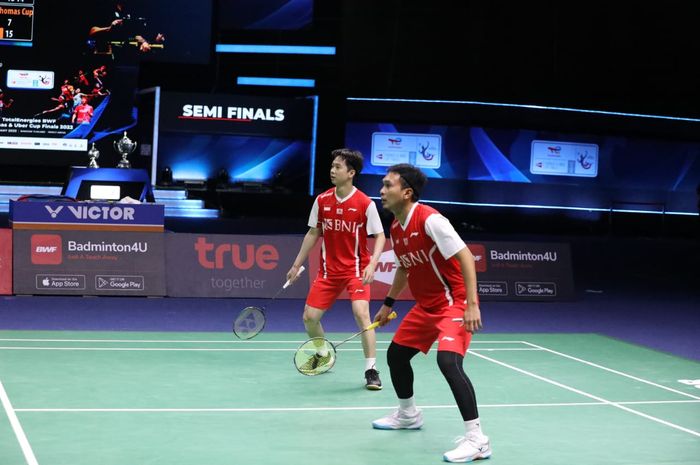 Aksi pasangan ganda putra Indonesia, Mohammad Ahsan/Kevin Sanjaya Sukamuljo pada babak semifinal Thomas Cup 2022 melawan Jepang, Jumat (13/5/2022) di Impact Arena. Bangkok, Thailand.