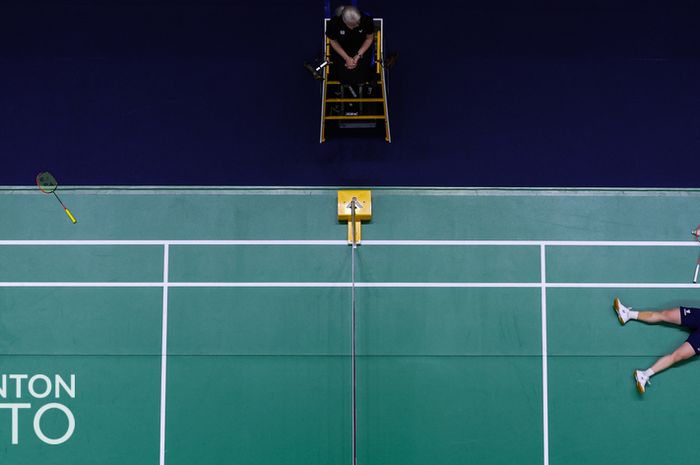 Tunggal putri Korea Selatan, An Se-young (kiri) dan Chen Yu Fei (China) setelah partai pertama final Uber Cup 2022 di Impact Arena, Bangkok, Thailand, Sabtu (14/5/2022).