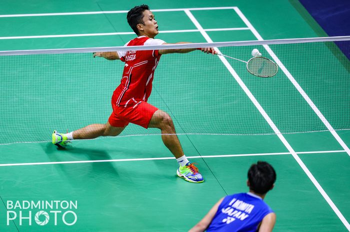 Pebulu tangkis tunggal putra Indonesia, Anthony Sinisuka Ginting (kostum merah), beradu netting dengan Kento Momota pada pertandingan semifinal Thomas Cup 2022 antara Indonesia dan Jepang di Impact Arena, Bangkok, Thailand, 13 Mei 2022.