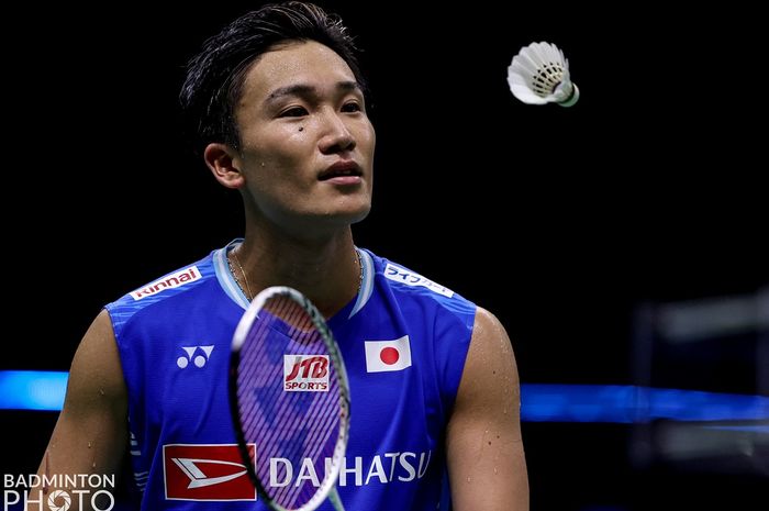 Pebulu tangkis tunggal putra Jepang, Kento Momota, saat menghadapi Anthony Sinisuka Ginting pada pertandingan Indonesia vs Jepang pada semifinal Thomas Cup 2022 di Impact Arena, Bangkok, Thailand, 13 Mei 2022.